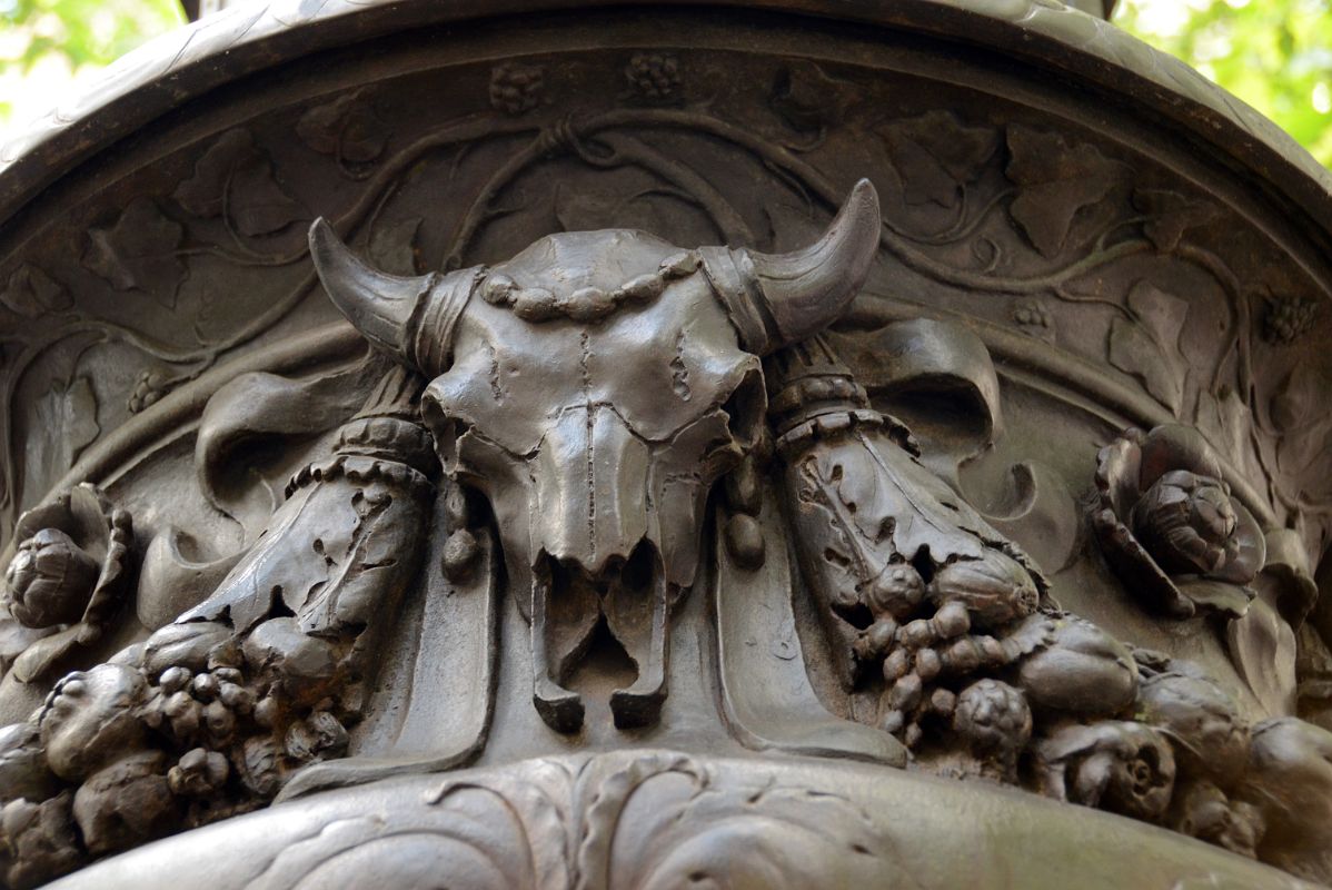 05-4 Cattle Skull On A Flagpole Outside New York City Public Library Main Branch